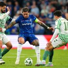 Enzo Fernández, pressionat pels bètics Isco i Fornals. - EUROPA PRESS