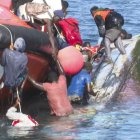 Moment en què el cayuco accidentat bolca carregat de migrants al port de La Restinga. - EFE/RTVE CANARIAS
