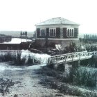 La Catalina, la primera central d’Almenar- El ple d’Almenar va acordar construir una central hidroelèctrica el 1925, i el 1928 ja estava en marxa. Se la coneixia com la Catalina i va quedar en desús amb la posada en marxa de la central actual als anys 80. L’ajuntament desenvolupa treballs per restaurar-la i convertir-la en un museu de la història de l’energia al municipi.