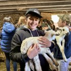 Els estudiants van poder veure i tocar els animals de les granges que van visitar. - MARTA LLUVICH/ACN