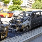 Imatge dels cotxes afectats a Hospitalers de Sant Joan. - JORDI ECHEVARRIA