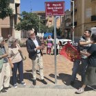 Larrosa va descobrir la placa de la plaça juntament amb familiars de Mercè Claverol Torm. - MARC CARBONELL