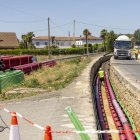 Obres de la línia d’alta tensió entre Alcarràs i Lleida, al costat de diverses cases vora l’N-II. - JORDI ECHEVARRIA