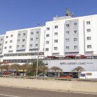 L’edifici de l’hotel Condes de Urgel, que va tancar el juliol del 2018. - JORDI ECHEVARRIA