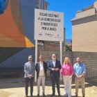 El alcalde, Fèlix Larrosa, con el presidente del consejo rector de TAU Catalunya, Miquel Pigem, y miembros de la Paeria en el solar en el que se levantarán las 11 viviendas.