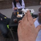 Un home fuma en una terrassa d'un bar a Lleida en una imatge d'arxiu.