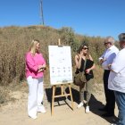 Els alcaldes de Lleida i els Alamús revisant el projecte. - MAGDALENA ALTISENT