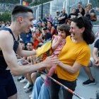 Pol Moya, amb la dona i la filla després d’arribar a meta. - FERNANDO GALINDO/DIARI D’ANDORRA