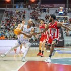Kenny Hasbrouck, defensat per Durham, podria haver jugat ahir el seu últim partit amb la samarreta de l’Hiopos Lleida firmant una molt bona actuació. - ACB PHOTO/SERGI GERONÈS