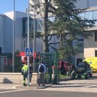 Efectius d’emergències i treballadors, ahir a l’exterior de l’empresa Cotécnica de Bellpuig. - LAIA PEDRÓS
