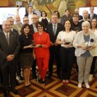 Foto de grup dels guardonats amb el premi Pica d'Estats, membres el jurat i de la Diputació de Lleida.