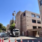 La descàrrega de material va obligar a tallar part del pàrquing. - UDL