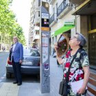Una veïna es ventava ahir a Lleida ciutat. - ALEX SAMPER