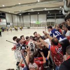 Els jugadors celebren la classificació al costat dels nombrosos seguidors que es van desplaçar.