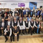Foto de família amb jugadors, àrbitres i personal del Casal posant com si fos una orquestra.
