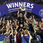 Luis Enrique aixeca la copa envoltat pels jugadors del PSG. - EFE