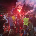 El Tàrrega va celebrar la classificació amb la seua afició. - LAIA PEDRÓS