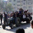 Desplaçats palestins fugen en un tractor de Nusairat, a Gaza. - EUROPA PRESS