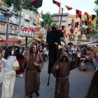 Un espectacle itinerant va començar ahir a última hora de la tarda a la plaça Mercadal, i va acabar amb el Salt de foc de l’Harpia. - AMADO FORROLLA