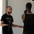 Daniel Delgado, treballador social de l'alberg de Seròs, enraona amb un dels usuaris de l'equipament.