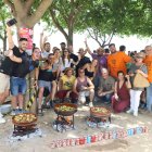 El xef Arnau París, membre del jurat, va posar amb un dels grups participants en el concurs. - MAGDALENA ALTISENT