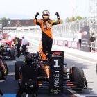 L’australià Oscar Piastri celebra la victòria a Montmeló pujant al seu McLaren. - BRADLEY COLLYER/PA WIRE/DPA
