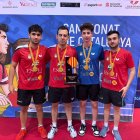 Els jugadors de l’Enoli Borges Vall amb el títol de campions.