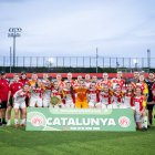 La selecció catalana posa després del partit amb el trofeu de subcampió. - FCF