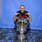 El lleidatà Borja Álvarez, amb la copa que va guanyar amb el PSG.