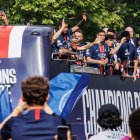 L’expedició del PSG va passejar la Champions que va guanyar dissabte per primera vegada en un autobús descapotable per París. - EUROPA PRESS