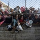 Palestins s’amunteguen per demanar menjar en un centre d’ajuda. - EFE