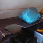 Destrosses en una placa de cocció de marbre i escombraries tirades. - AJUNTAMENT DE LA FULIOLA