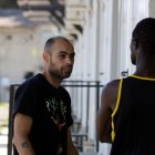 Un treballador social xarra amb un usuari de l’alberg de Seròs. - ROGER SEGURA/ACN
