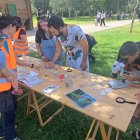 Les famílies van poder conèixer la fauna, la flora i la història del parc lleidatà amb diversos tallers. - MAGDALENA ALTISENT