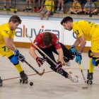 Un jugador de l’Alpicat cau entre dos jugadors del Sant Just, en una acció del partit d’ahir. - ANIOL MORAL