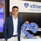 El director asistencial de Vithas Lleida, Jorge Rodríguez, en el centro de la avenida de Tortosa.