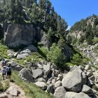 Uns excursionistes a la zona perifèrica del Parc Nacional d'Aigüestortes.