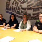 L'alcaldessa i la regidora de Governació, Judit Gisbert i Esther Espluga, acompanyades pel cap de la Policia Local, Josep Garcia, i el delegat sindical, Jaume Vantolra.