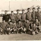Temporada 1959-60 ■ El Balaguer recuperó, dos años después del descenso, la Tercera División estatal en un CAR a rebosar. De pie: Bonell, Peries, Montoliu, Casas, Vall, Martínez, Llaudet I. Agachados: Llaudet II, Vila, Grau, Pons, Ribera, Del Barrio