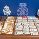 Documents d'identitat i diners intervinguts en aquesta operació policial.