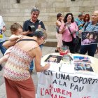 Dos mil firmes contra la despesa militar - ATUREM LES GUERRES