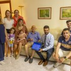 Rosendo Ruiz va celebrar ahir el seu centenari acompanyat de la família i el regidor Carlos Enjuanes. - JORDI ECHEVARRIA