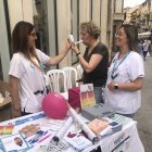 Les infermeres Miriam Duch i Carme Juni van realitzar cooximetries a la ciutadania. - LAIA PEDRÓS