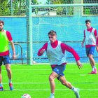 Joel Febas, durant un entrenament amb el Terol, i Aleix celebrant un gol amb l’Elx. - CD TEROL