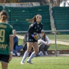 Laura Martí, amb la pilota durant un partit de l’AEM. - PAU PASCUAL