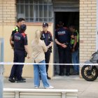 Agents dels Mossos, davant de la nau on l’agressor s’hauria suïcidat. - ÀLEX RECOLONS/ACN