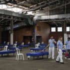 Treballadors ultimaven ahir al matí la preparació del dispositiu al pavelló 3 de la Fira. - AMADO FORROLLA