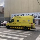 Una ambulància al pas de vianants on s'ha produït l'atropellament.