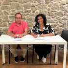 Òscar Garcia y Vanesa Olivart firmaron el acuerdo de gobierno por el que Olivart será investida alcaldessa de Almacelles.