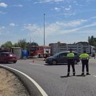 Camió de porcs bolcat a la rotonda del Jardiland / Jordi Echevarria